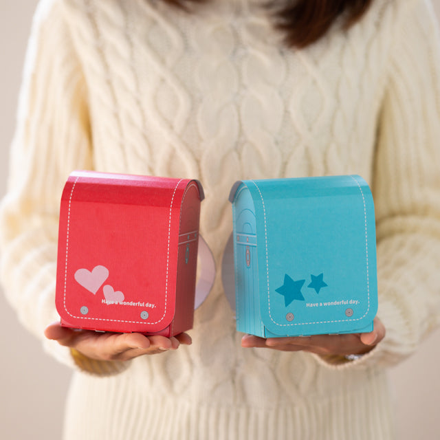 入学祝いバルーンの重りに♪ - 【ランドセルギフト(ビスコ入り):レッド ハート柄】<セットに追加なら送料無料> ぬいぐるみと一緒にご注文の場合、ぬいぐるみに背負わせて発送します