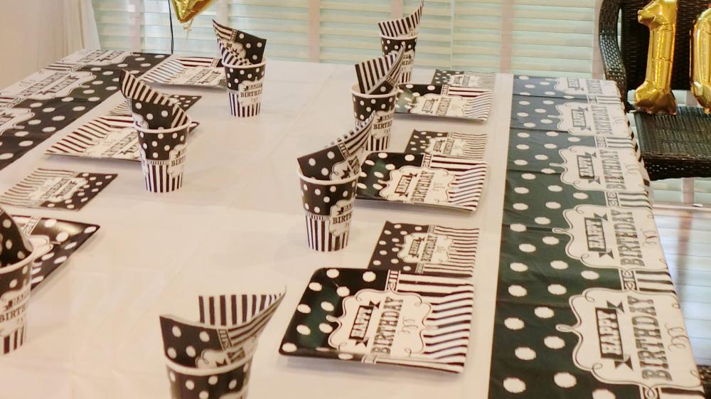 かっこいいモノトーン系パーティーのコーディネート【OPプラスチックテーブルカバー:モノドットストライプ】<セットに追加なら送料無料>