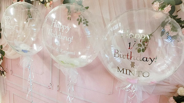 最高におしゃれなシルバー文字でピンク系♪ 誕生日 結婚式 記念日 開店祝い 母の日 女の子 出産祝い 百寿 紀寿- 透明バルーンフェザー【L】白羽根&フラワーペタルピンク 名入れ(メタリックシルバー)付きバルーンギフトセット