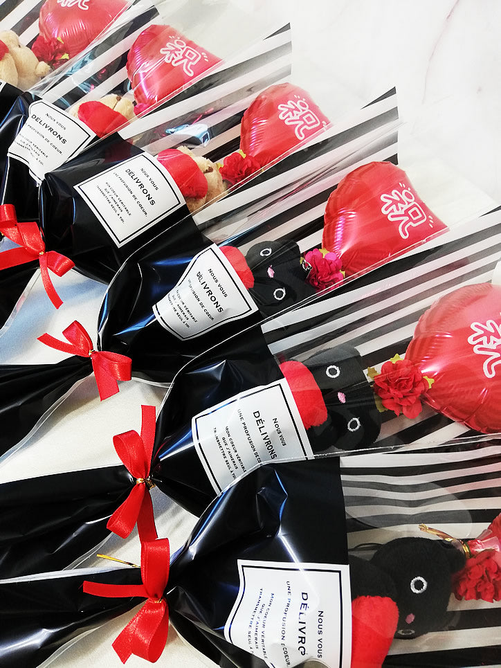 1個1000円前後 おしゃれなラッピング付♪ くま ネコ キーホルダー お配り 可愛い プチギフト プチプレゼント お返し お礼  添える - ラッピング付きストラップ付ラブリーマスコット(くま/ねこ)付きミニバルーンスティック1本<送料別><セットに追加なら送料無料(※ミニバルーンセット除く)>