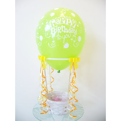 誕生日のお祝いに、ライムグリーン色の気球。お菓子を乗せてプレゼントしてもGOOD - 気球バルーンセット: 誕生日音符  ライム<本州送料無料>